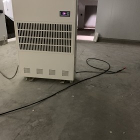 除濕機(jī)租賃 租賃銷售地下車庫 環(huán)氧地坪施工除濕梅雨季節(jié)潮濕環(huán)境桑拿天氣返潮環(huán)境