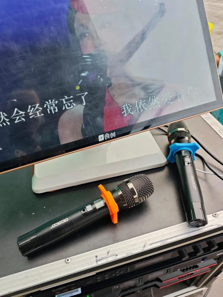 迪科科-DMT820-一拖二U段調(diào)頻無(wú)線(xiàn)手持話(huà)筒發(fā)射單元05