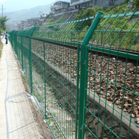 高速公路框架護欄網鐵路鐵絲網圍欄河道果園圈地養(yǎng)殖浸塑防護柵欄