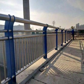 四川不銹鋼復(fù)合管河道景觀護欄廠家出售人行防撞隔離護欄
