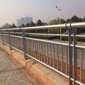 成都防撞護(hù)欄廠家定制公路橋梁防撞護(hù)欄 道路中間隔離護(hù)欄
