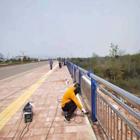 成都橋梁不銹鋼復(fù)合管護欄 批發(fā)公路防撞護欄