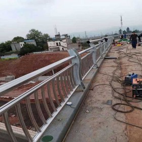 四川公路橋梁防撞護欄廠家供應(yīng)橋梁鍍鋅護欄 防撞護欄桿