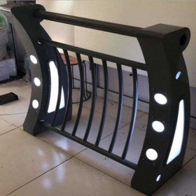 建筑市政燈光防撞護(hù)欄加工廠 定制高速路中間護(hù)欄