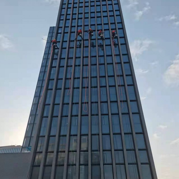 成都寫字樓高空清洗幕墻 檢查維護 專業(yè)高空作業(yè)團隊