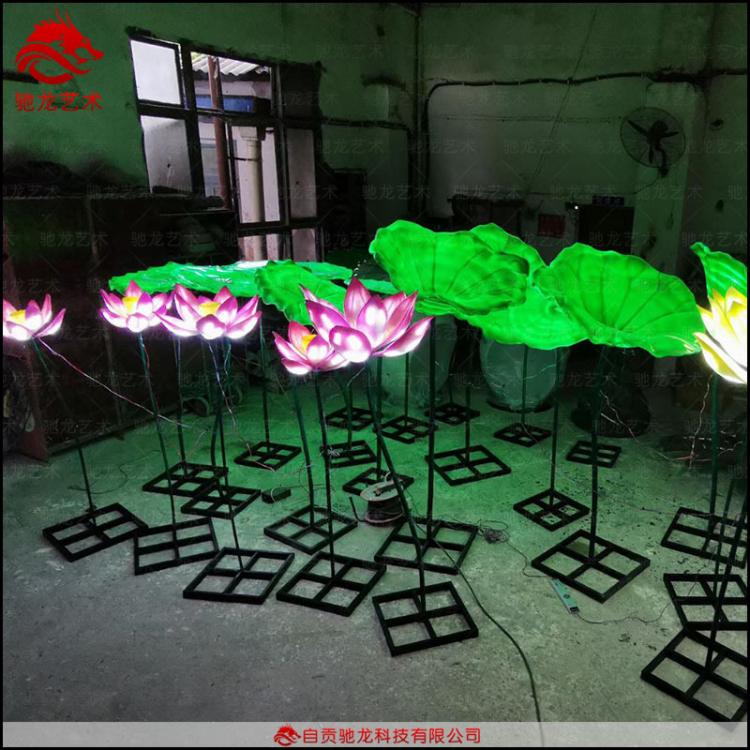 夜游燈具裝置定做公司發(fā)光荷花荷葉玻璃鋼雕塑樹脂彩燈模型定做公司