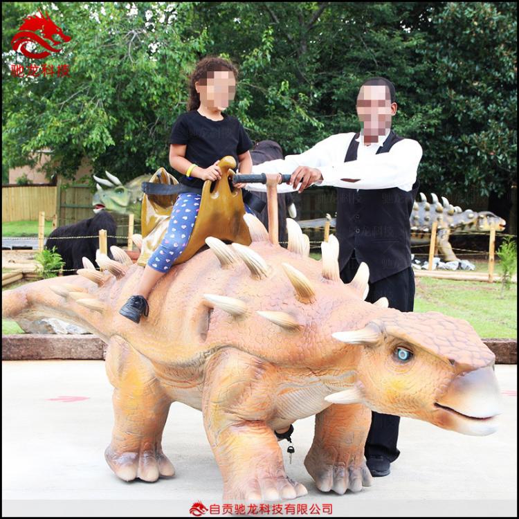 廣場仿真恐龍坐騎甲龍電動(dòng)游樂車公園游樂園恐龍電瓶碰碰車廠家