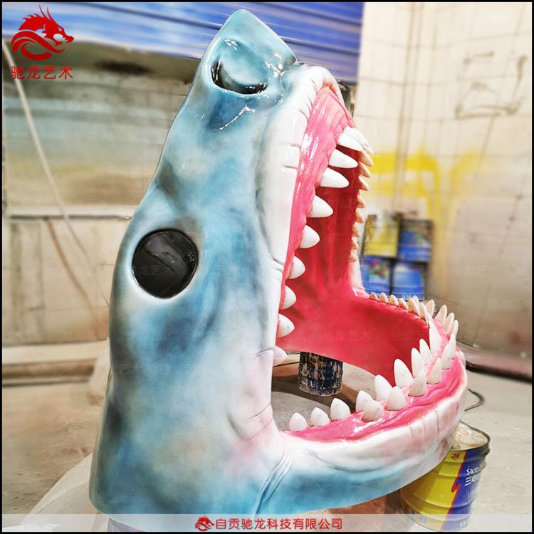 大型拍照鯊魚(yú)頭玻璃鋼雕塑定制樹(shù)脂商場(chǎng)海鮮美陳裝置室外防水景觀公司