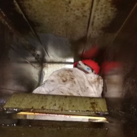 學校單位食堂油煙管道清洗服務 專業(yè)團隊接大型油煙管道清洗項目