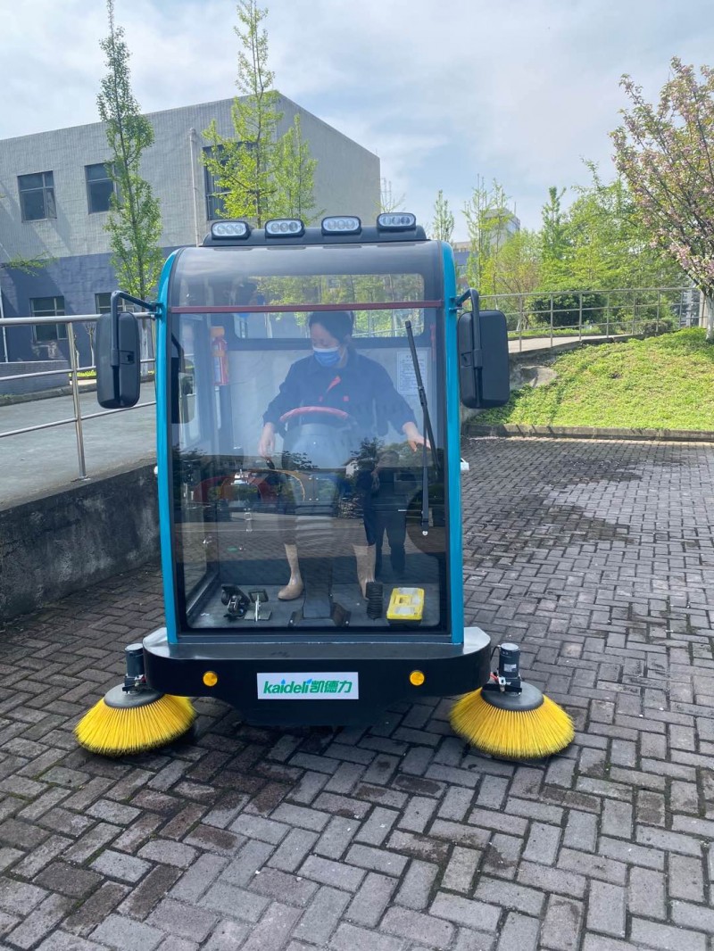 大學(xué)校園清掃使用電動掃地車