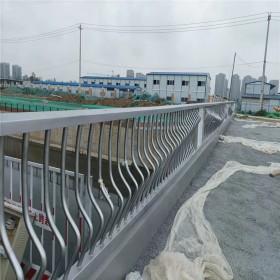 供應(yīng)河道護欄 專業(yè)護欄廠家 優(yōu)質(zhì)工程首選 豐澤不銹鋼