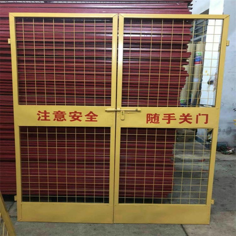 電梯井口防護(hù)網(wǎng)   市政施工防護(hù)門 現(xiàn)貨供應(yīng)施工電梯防護(hù)門