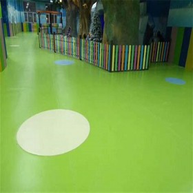勝飛康體幼兒園塑膠地坪施工 提供優(yōu)質幼兒園材料 彩色地坪地面 耐磨地坪材料 盛飛康體專業(yè)生產幼兒園地面塑膠