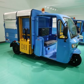 環(huán)衛(wèi)側掛電動垃圾車 社區(qū)物業(yè)壁掛式2.5方三輪垃圾清運車