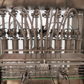 食品級不銹鋼材質(zhì)灌裝機 浩通機械定制灌裝機