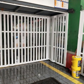 四川工廠安裝水晶PVC折疊門 鋁合金折疊門 量大從優(yōu)