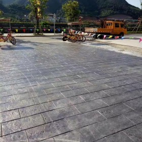 內(nèi)江市彩色壓?；炷谅?水泥壓花地坪 壓印混凝土材料廠家 藝術(shù)壓花地坪材料廠家 水泥壓印  壓膜地坪材料  廠家免費指導(dǎo)施工