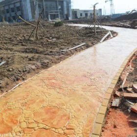 重慶涪陵區(qū)壓花地坪  水泥壓膜地坪 壓?；炷恋孛?水泥壓花材料 彩色壓花地坪材料廠家  藝術(shù)壓花地坪施工單價壓花地坪材料 廠家批發(fā)壓花材料免費送貨到工地