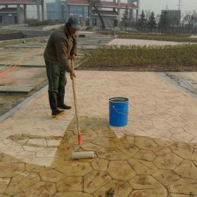 重慶大渡口壓花地坪  藝術(shù)壓模地坪 壓花路面廠家 壓?；炷敛牧? 彩色壓花地坪材料廠家  藝術(shù)壓花地坪材料