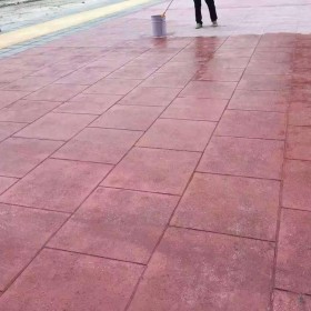 重慶市合川區(qū) 彩色壓花地坪  壓膜混凝土 水泥壓花地坪材料 彩色壓花地坪 混凝土壓印地坪廠家  彩色壓花地坪材料 彩色強化劑廠家批發(fā)