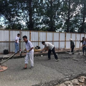 重慶市渝中區(qū)透水混凝土廠家   透水材料生產(chǎn)廠家  多孔透水混凝土施工  海綿城市透水施工 專(zhuān)業(yè)施工透水隊(duì)伍 廠家直銷(xiāo)送貨到工地