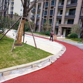 德陽市彩色透水混凝土道路  多孔無砂彩色透水混凝土  透水罩面劑材料廠家   生態(tài)透水混凝土粘接劑    免費(fèi)送貨到工地